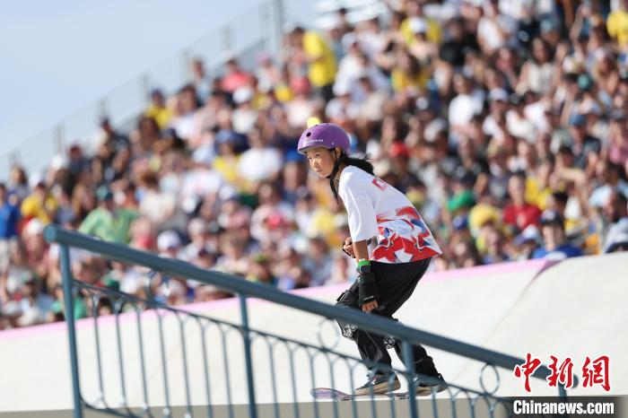 巴黎奥运会上的小孩姐崔宸曦乘着滑板看世界的