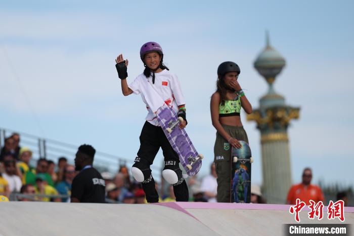 巴黎奥运会上的小孩姐崔宸曦乘着滑板看世界的