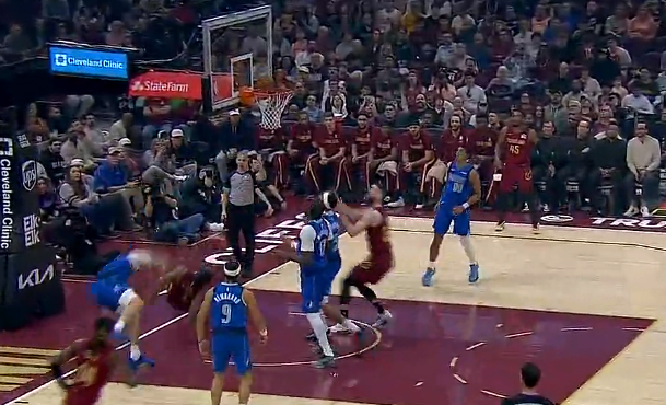 哈登倒地后迅速起身 独行侠骑士赛况引关注