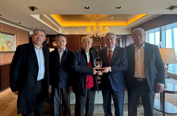 巴赫为《奥运之光》画册作序 赞中西艺术融合