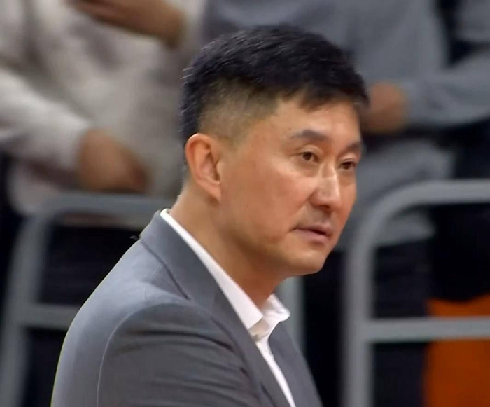 杜锋多重职务牵绊广东训练 球队系统性缺失引质