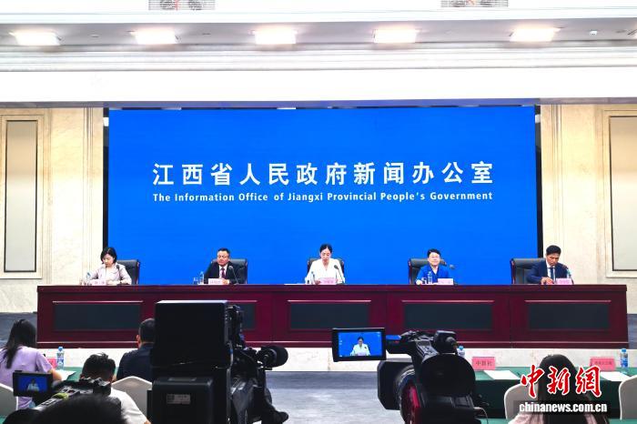 第16届特技定点跳伞世界杯：来自12个国家和地区